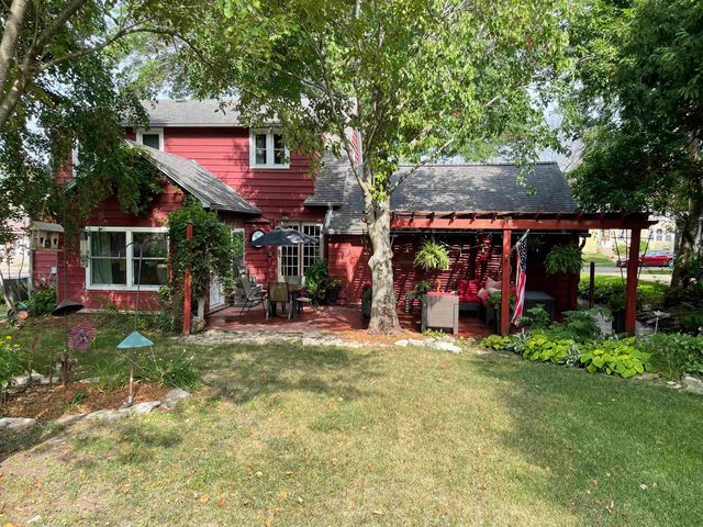 601 10th St, Grundy Center, IA 50638