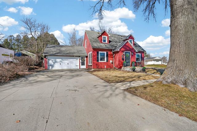 601 10th St, Grundy Center, IA 50638