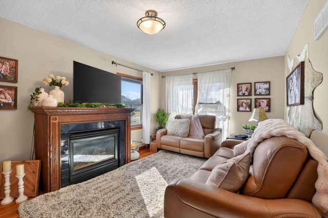 601 10th St, Grundy Center, IA 50638