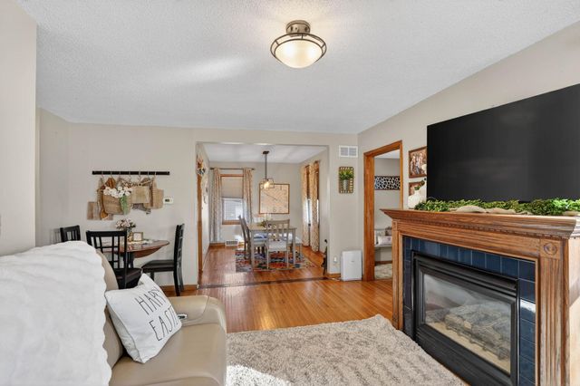 601 10th St, Grundy Center, IA 50638