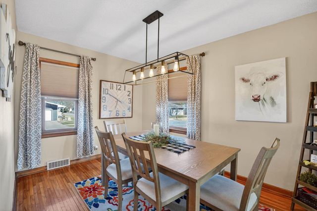 601 10th St, Grundy Center, IA 50638