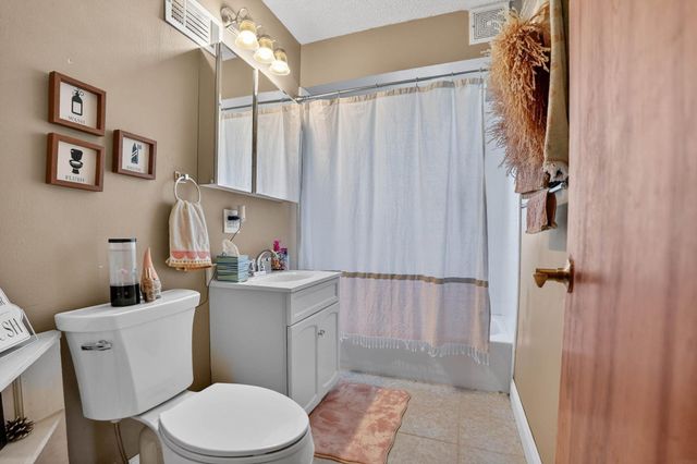 601 10th St, Grundy Center, IA 50638