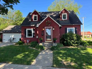 601 10th St, Grundy Center, IA 50638