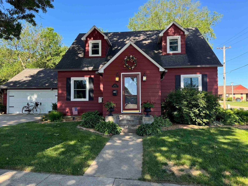 601 10th St, Grundy Center, IA 50638