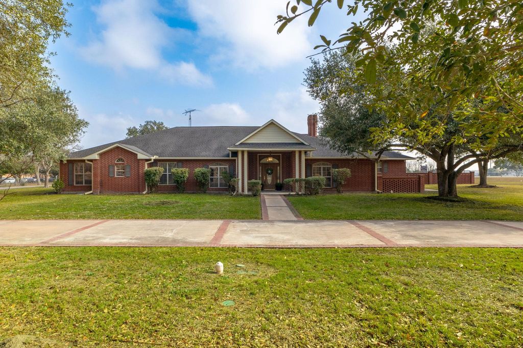 803 S Converse ST, Flatonia, TX 78941