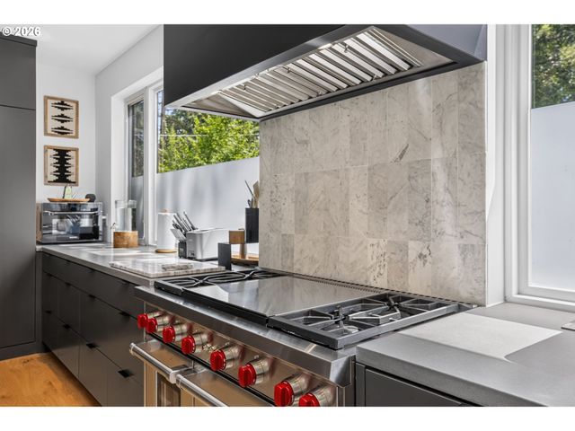 3919 SOUTHSHORE Blvd, Lake Oswego, OR 97035