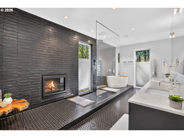3919 SOUTHSHORE Blvd, Lake Oswego, OR 97035
