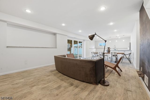 22 Elizabeth Ct, Bloomfield Twp., NJ 07003