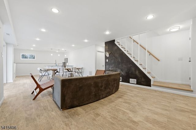 22 Elizabeth Ct, Bloomfield Twp., NJ 07003