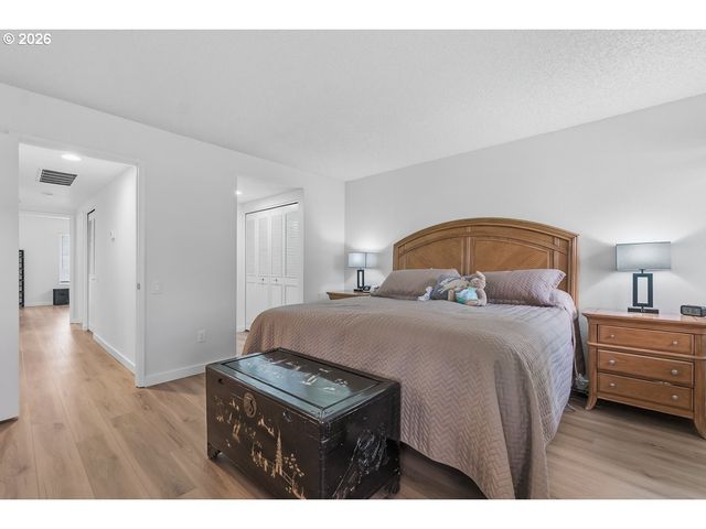 10425 Sw GREENLEAF Ter, Tigard, OR 97224