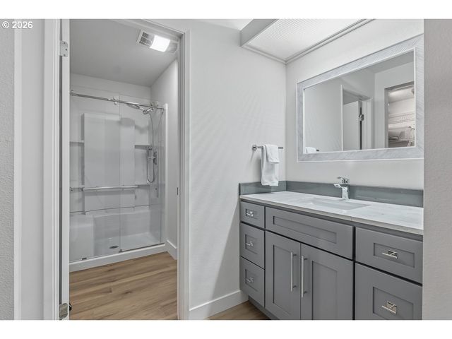 10425 Sw GREENLEAF Ter, Tigard, OR 97224