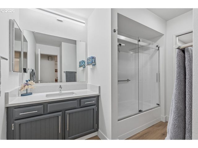 10425 Sw GREENLEAF Ter, Tigard, OR 97224