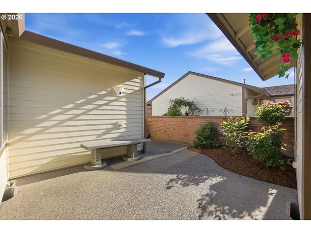 10425 Sw GREENLEAF Ter, Tigard, OR 97224