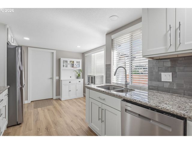 10425 Sw GREENLEAF Ter, Tigard, OR 97224