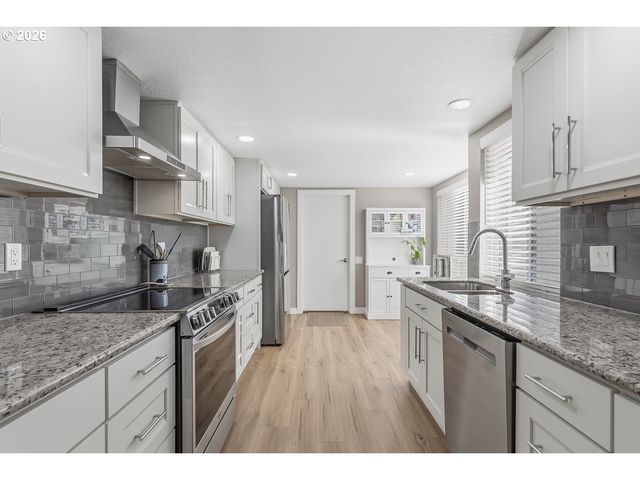 10425 Sw GREENLEAF Ter, Tigard, OR 97224