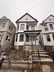 221 Bayview Ave, Jersey City, NJ 07305