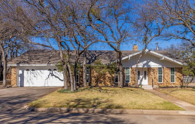 701 Kentwood Circle, Bedford, TX 76021