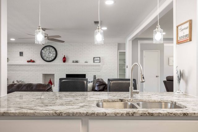 701 Kentwood Circle, Bedford, TX 76021