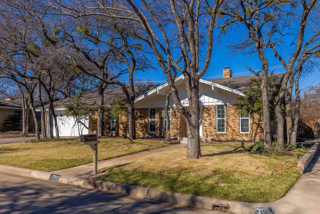 701 Kentwood Circle, Bedford, TX 76021