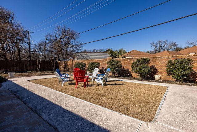 701 Kentwood Circle, Bedford, TX 76021