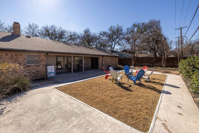701 Kentwood Circle, Bedford, TX 76021