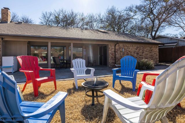 701 Kentwood Circle, Bedford, TX 76021
