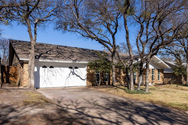 701 Kentwood Circle, Bedford, TX 76021