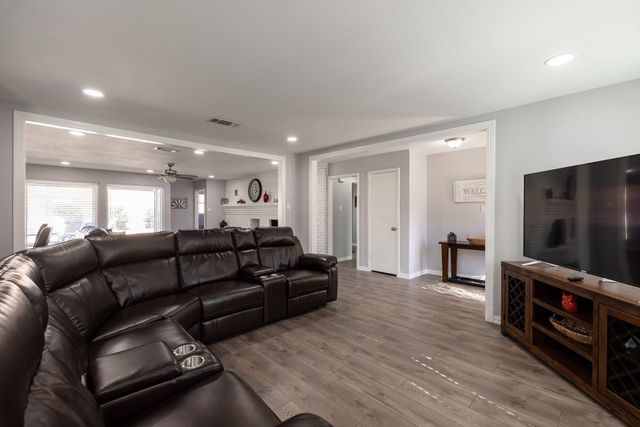701 Kentwood Circle, Bedford, TX 76021
