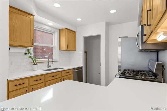 916 Harrison Boulevard, Lincoln Park, MI 48146