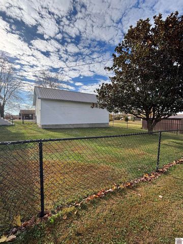 204 Charlotte St, Salem, KY 42078