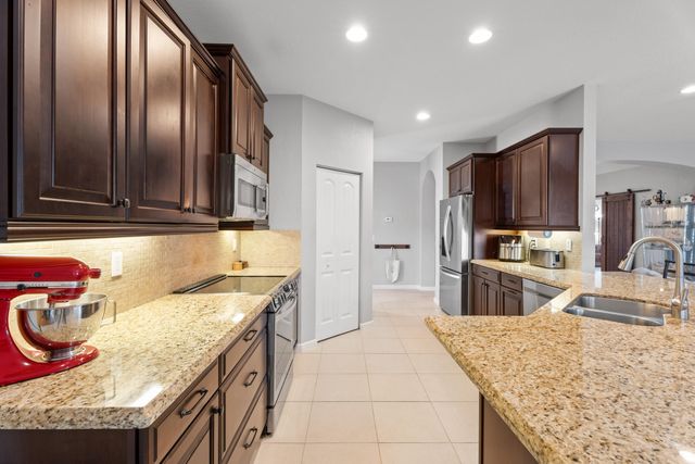 445 NW Sunflower Place, Jensen Beach, FL 34957