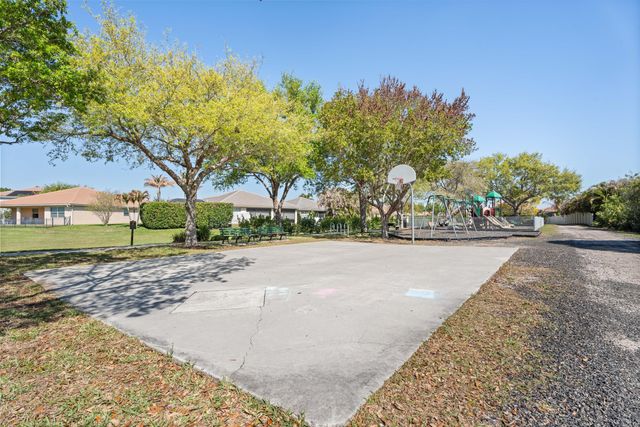 445 NW Sunflower Place, Jensen Beach, FL 34957