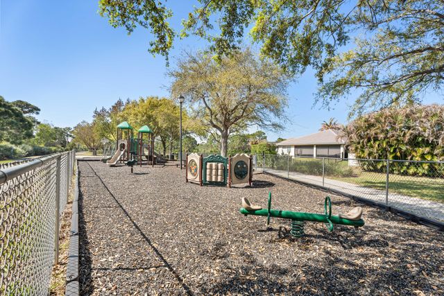 445 NW Sunflower Place, Jensen Beach, FL 34957