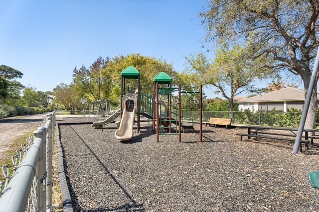 445 NW Sunflower Place, Jensen Beach, FL 34957