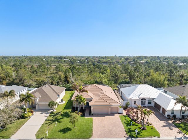 445 NW Sunflower Place, Jensen Beach, FL 34957