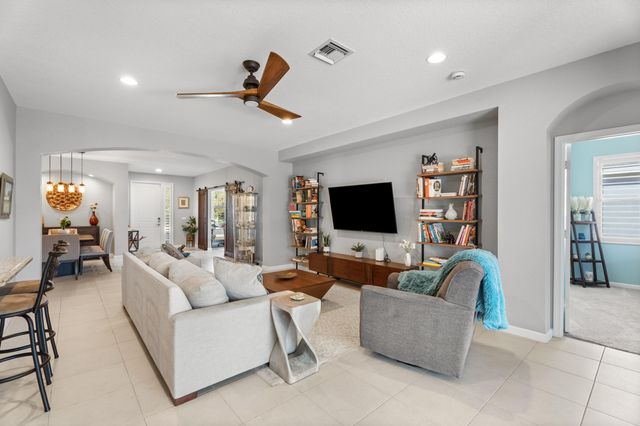 445 NW Sunflower Place, Jensen Beach, FL 34957