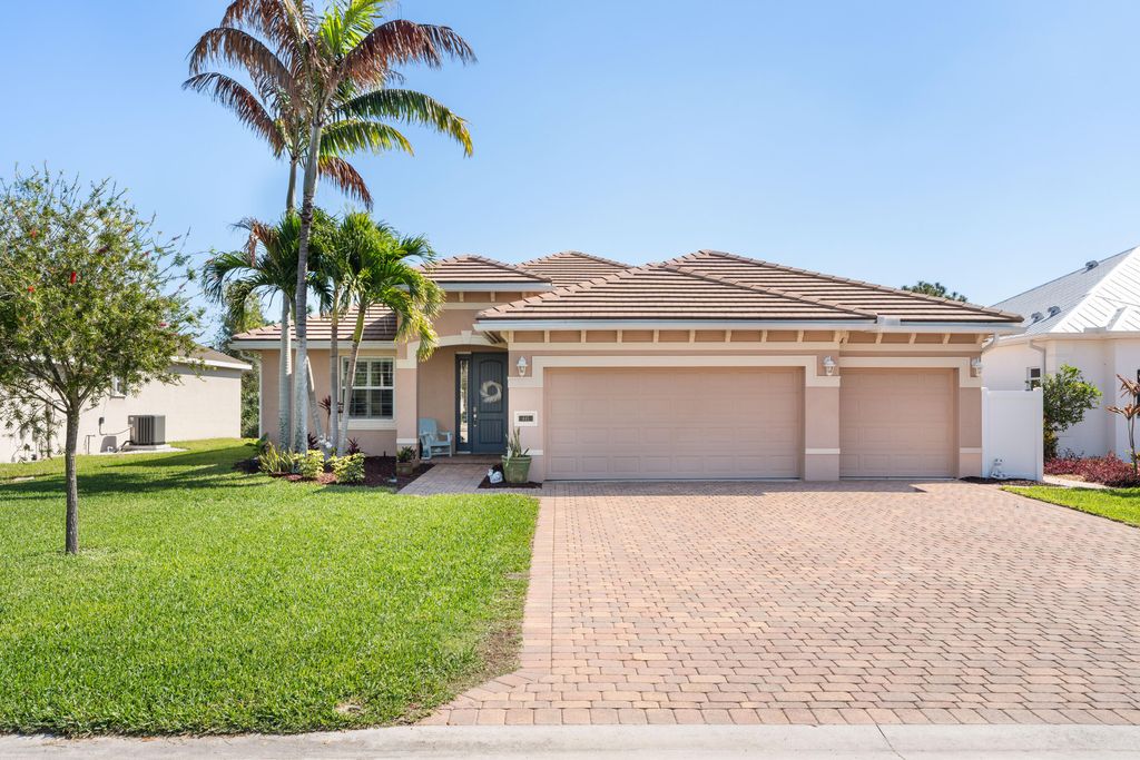 445 NW Sunflower Place, Jensen Beach, FL 34957