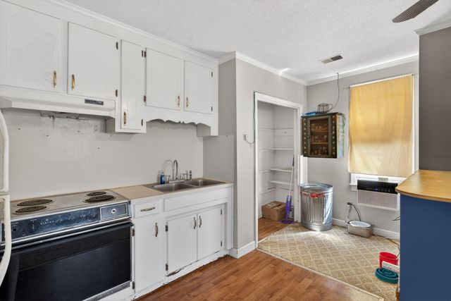 650 Hampton Street, Elloree, SC 29047
