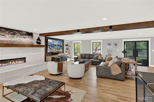 1586 Mason Knoll Road, Town And Country, MO 63131