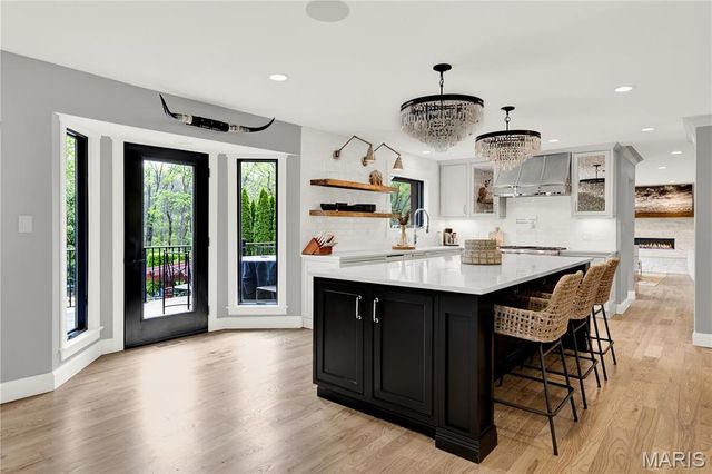 1586 Mason Knoll Road, Town And Country, MO 63131