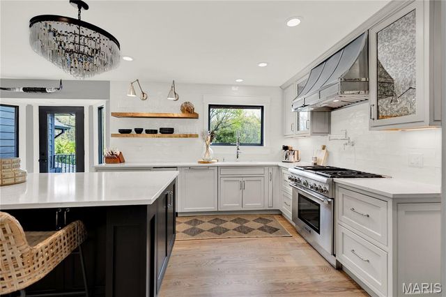 1586 Mason Knoll Road, Town And Country, MO 63131