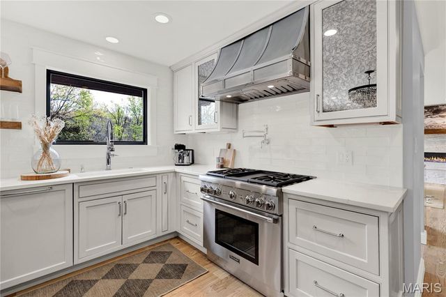 1586 Mason Knoll Road, Town And Country, MO 63131