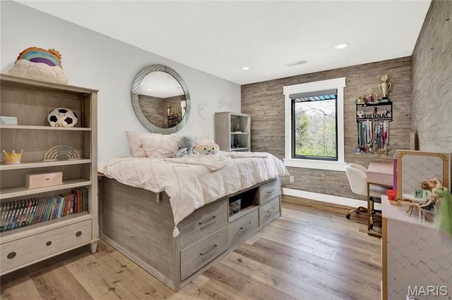 1586 Mason Knoll Road, Town And Country, MO 63131
