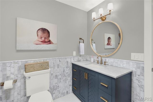 1586 Mason Knoll Road, Town And Country, MO 63131