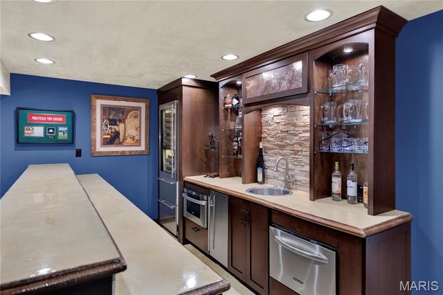 1586 Mason Knoll Road, Town And Country, MO 63131