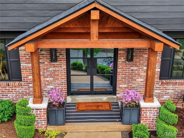 1586 Mason Knoll Road, Town And Country, MO 63131