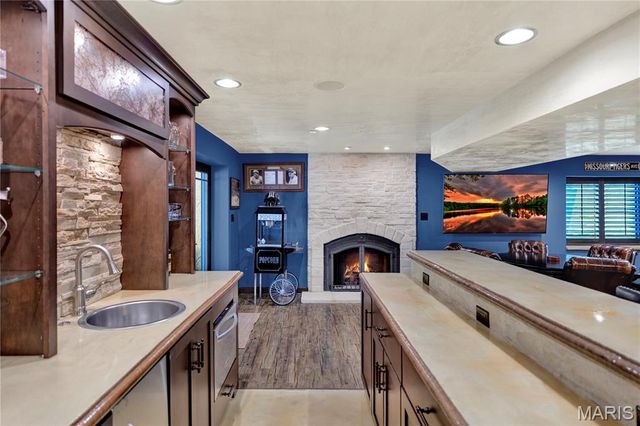 1586 Mason Knoll Road, Town And Country, MO 63131