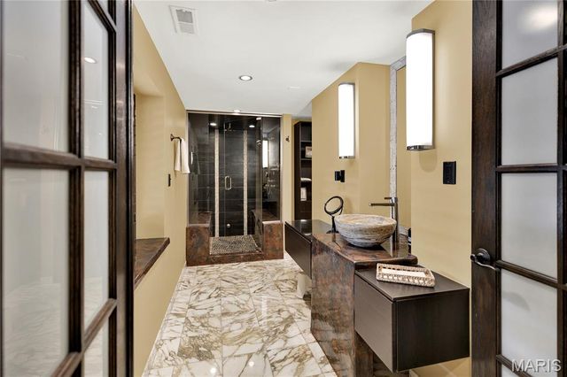 1586 Mason Knoll Road, Town And Country, MO 63131