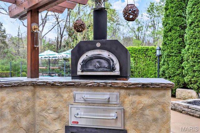 1586 Mason Knoll Road, Town And Country, MO 63131