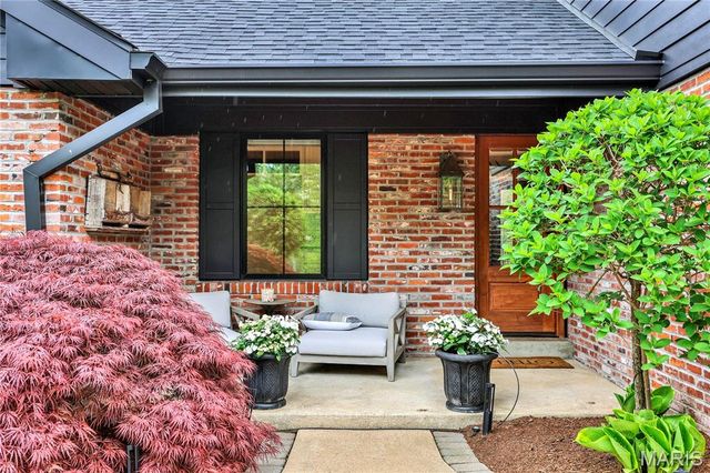 1586 Mason Knoll Road, Town And Country, MO 63131